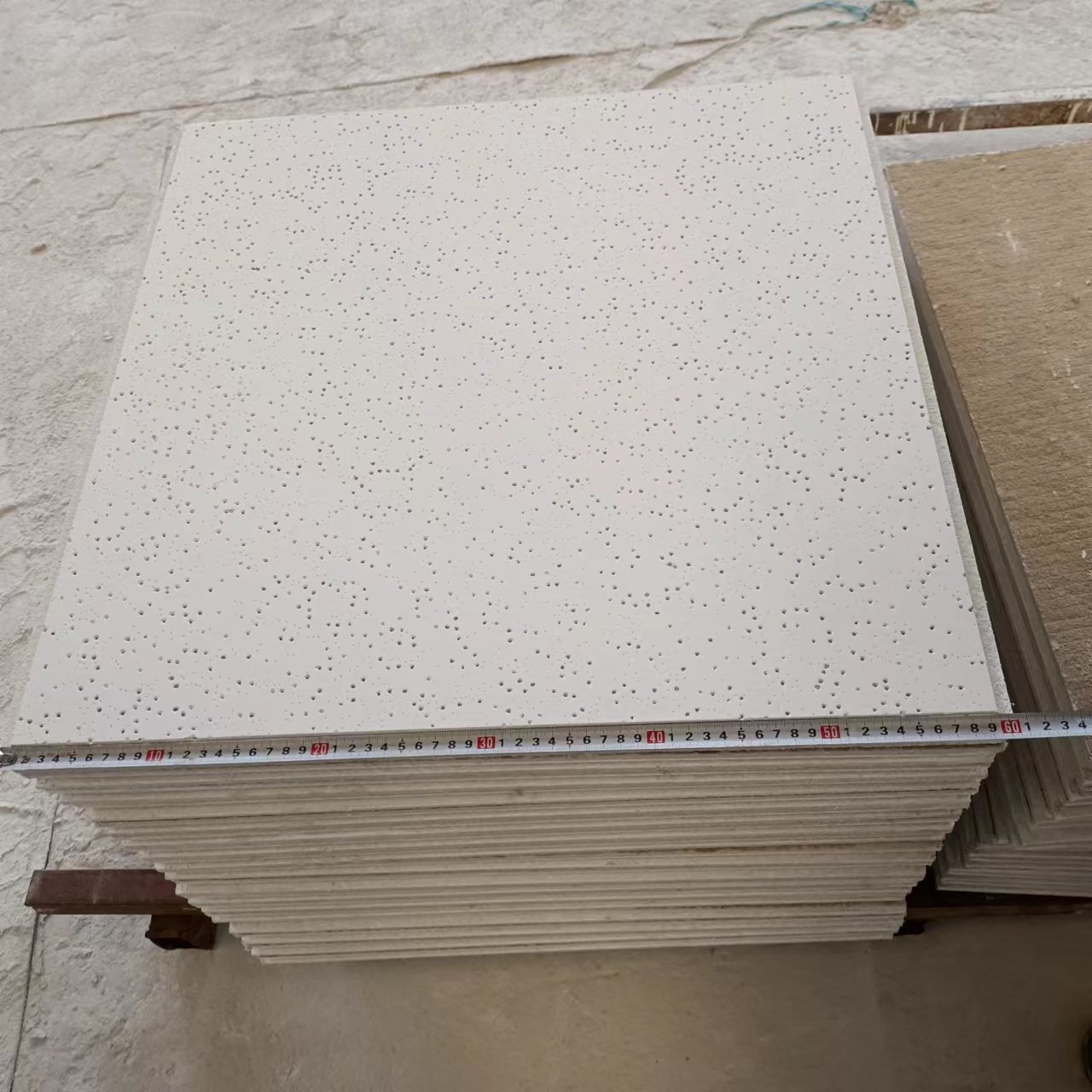 Random na Butas Mineral Fiber Ceiling Tile
