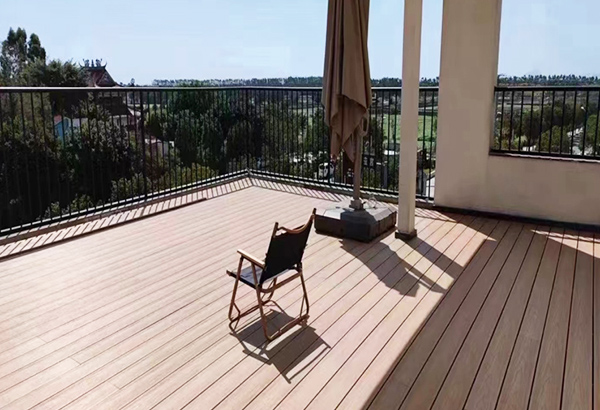 Installasie van buitedek op 'n sonnige balkon